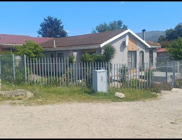 3 BEDROOM HOUSE FOR SALE IN PINEVIEW